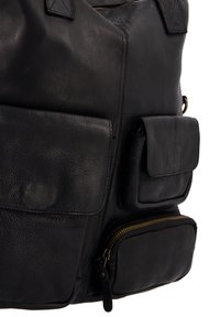 Schwarzer Leder-Rucksack mit strukturiertem Oberflächen, zwei Vorderfächern und goldenen Reißverschlussakzenten. Das Design ist gut strukturiert und funktional.