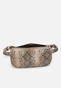 Borsa a tracolla con stampa di serpente marrone, chiusura a cerniera, forma piatta, superficie testurizzata e una tracolla corta e regolabile.