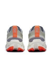 Zapatillas deportivas grises y naranjas con parte superior de malla texturizada, cuello acolchado y entresuela blanca en contraste, con suela de goma con dibujo.
