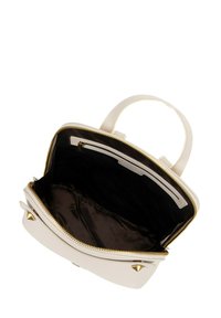 Witte leren handtas met een bovenste rits, gouden hardware en puntige accenten. Interieur met een zwarte voering en een extra ritsvak.