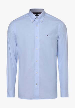 Camisa de manga larga azul claro con botones y cuello, con botones blancos, una textura sutil y un pequeño logo en el pecho.
