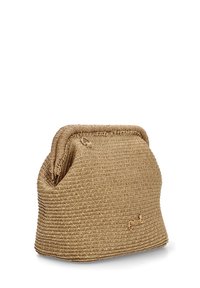 Bolso de paja tejido con un color marrón natural, forma curva y un diseño de solapa superior. Presenta un acento metálico en el frente.