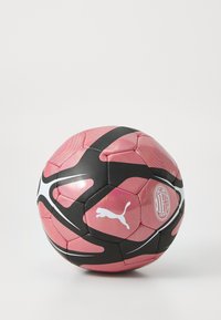 Lyserød og sort fodbold med hexagonale paneler, prydet med Puma-logo og AC Milan-emblem, tekstureret overflade og fede, bølgende linjer.