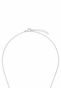 Collar de cadena de plata con cierre de langosta y longitud ajustable, con un diseño delicado y enlazado. Textura lisa con un acabado brillante.