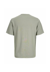 Camiseta de algodón suave de color verde claro y manga corta. Cuello redondo, corte relajado y textura suave con un diseño liso. Vista posterior mostrada.