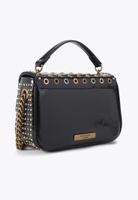 Borsa in vernice nera con accenti di grommet dorati e argentati, tracolla a catena e manico piatto. Presenta una targhetta con il logo e una texture borchiata.