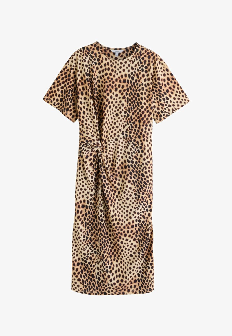 Robe imprimé léopard en beige et marron. Manches courtes, encolure ronde, longueur genou avec un détail froncé à la taille. Texture du tissu lisse.