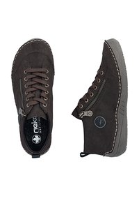 Chaussures décontractées marron foncé à lacets avec fermetures éclair latérales, bouts ronds et semelles grises texturées, vues de dessus et de côté.