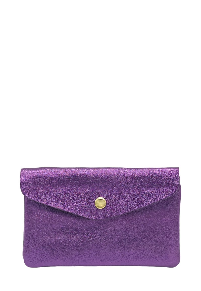 Pochette métallique violette avec une finition texturée, dotée d'un fermoir à pression doré et d'un design à rabat, mesurant environ 20 cm par 13 cm.