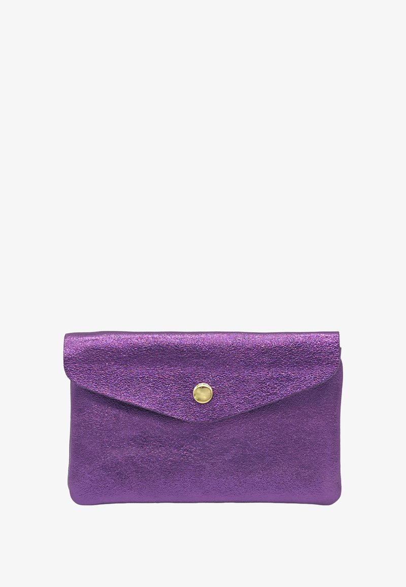 Pochette métallique violette avec une finition texturée, dotée d'un fermoir à pression doré et d'un design à rabat, mesurant environ 20 cm par 13 cm.