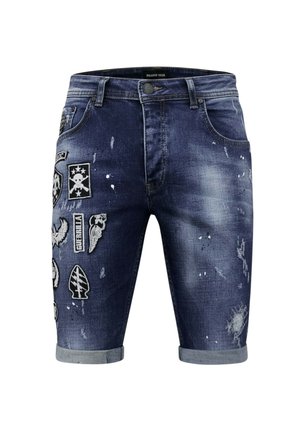 Donkerblauwe denimshorts met opgerolde boorden, geplakte ontwerpen waaronder schedel en vleugels op de linker dij, en lichte versleten details over het gehele kledingstuk.