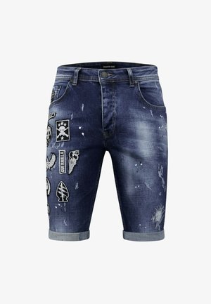 Donkerblauwe denimshorts met opgerolde boorden, geplakte ontwerpen waaronder schedel en vleugels op de linker dij, en lichte versleten details over het gehele kledingstuk.