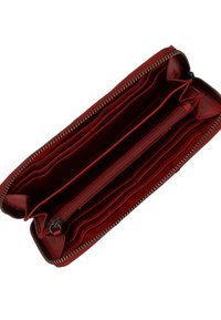 Rød læderpung med lynlås, der har flere kortholdere, et centralt rum med lynlås og glat indvendig foring.