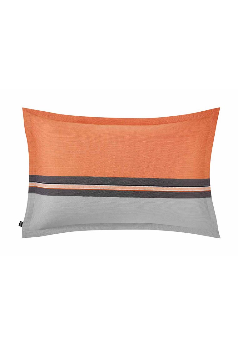 Housse de coussin rectangulaire avec la moitié supérieure orange, la moitié inférieure grise, et deux bandes horizontales gris foncé et blanches au milieu.