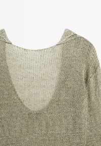 Jasnozielony sweter dzianinowy z szerokim dekoltem w serek i fakturowanym wzorem. Materiał wydaje się być miękki, z luźnym i przewiewnym splotem.