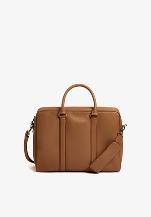Bolsa de cuero marrón claro con un diseño estructurado, asas superiores dobles, correa de hombro desmontable, dos paneles frontales y cierre de cremallera.