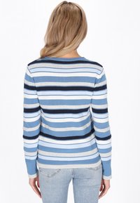 Gestrickter Pullover mit blauen Streifen in Navy, Hellblau und Grau. Lange Ärmel und Rundhalsausschnitt, hergestellt aus weichem Strickmaterial.