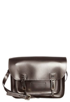 Donkere bruine leren schoudertas met een klep, twee gespbanden en een verstelbare schouderriem, afgebeeld tegen een witte achtergrond.