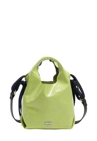 Zielona torebka z ekoskóry o połyskującej powierzchni, unikalnym wyciętym górnym wzorze, czarnymi sznurkami do ściągania oraz metalowym logo z przodu.