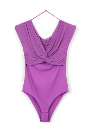Maillot de bain en une pièce violet avec un tissu en mesh froncé et drapé sur la poitrine et les épaules, doté d'un décolleté en V profond et de fines bretelles.