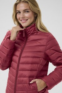 Bordo puf jakna z zadrgo na sprednji strani, visokim ovratnikom, vodoravno prešanim oprijemom in rebrastimi manšetami. Vidne stranske žepe.