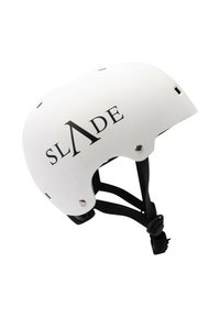 Witte skatehelm met zwart "SLADE" logo, gladde oppervlakte, verstelbare zwarte banden, ventilatiegaten en metallic hardware accenten.