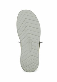 Gummisohle mit Zickzack-Profilmuster in hellgrauer Farbe. Beschriftete Hardware sichtbar in der Mitte. Strukturiert für besseren Halt.