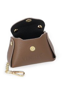 Brązowy skórzany portfel na monety o teksturowanej powierzchni, z złotymi elementami i czarnym wnętrzem. Posiada zapięcie na zatrzask oraz mocowanie na łańcuszek.