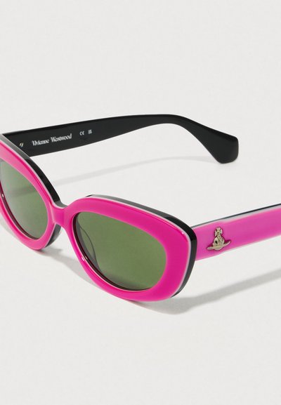 Ochelari de soare roz și negri cu lentile ovale, nuanță verde și un accent cu logo. Au un design îndrăzneț, rotunjit și o textura netedă din plastic.