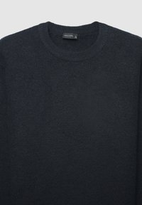 Dunkelblauer Pullover aus weichem Strickmaterial, mit einem klassischen Rundhalsausschnitt und subtiler Textur. Etikett im Nacken sichtbar.