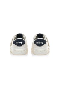 Zapatillas blancas con acentos en azul marino y tiras de velcro. Presentan una suela texturizada y un logo bordado en el talón. Diseño sencillo.