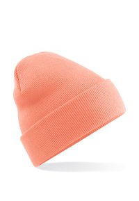 Gestrickte Mütze in Korallenfarbe mit Rippenstruktur und umgefaltetem Bund, entworfen für Wärme und Komfort.