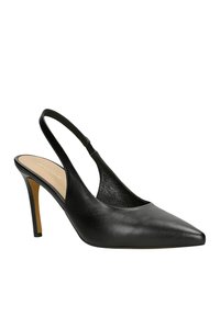 Zwarte leren slingback hoge hak schoen met puntige neus en smalle hak, beige binnenzool, geïsoleerd op een witte achtergrond.