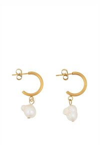 Goldene Creolenohrringe mit unregelmäßigen weißen Perlen, die ein elegantes, minimalistisches Design und eine polierte Oberfläche aufweisen.