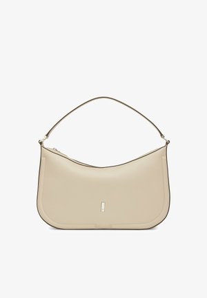 Borsa a tracolla in pelle beige dalla forma curva, con tracolla singola, cerniera argentata e piccolo logo rettangolare in metallo al centro frontale.