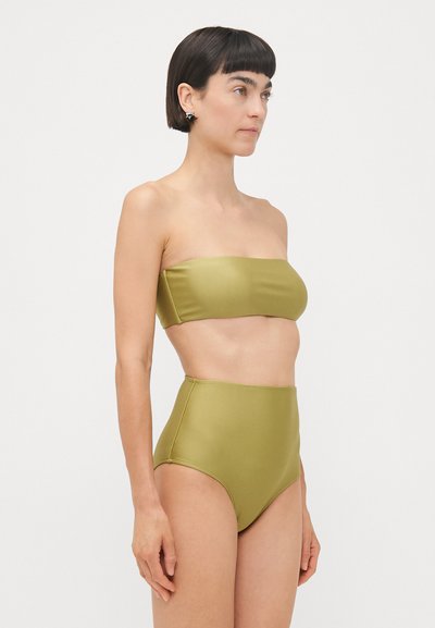 Top de bikini bandeau verde combinado com um fundo de cintura alta, feito de um tecido liso e elástico. Design simples com construção sem costuras.