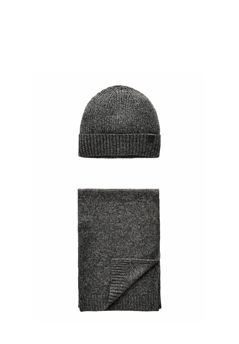 Grå stickad mössa och matchande halsdukset. Mössan har en texturerad yta med ribbad kant; halsduken har en vikning i kanten och en slät yta.