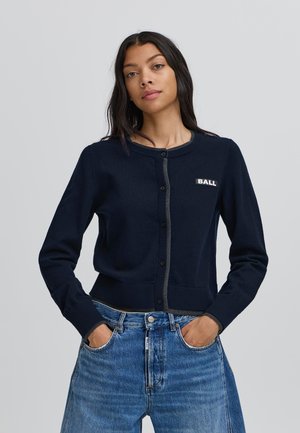 Marineblaue Strickjacke mit Knopfverschluss, kontrastierenden grauen Besätzen und dem "BALL"-Label auf der linken Seite. Weicher Stoff, figurbetonter Schnitt und lange Ärmel.