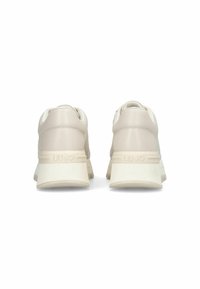 Une paire de baskets compensées beiges avec des semelles blanches épaisses, vues de l'arrière, arborant la marque "LIU·JO" sur le talon.