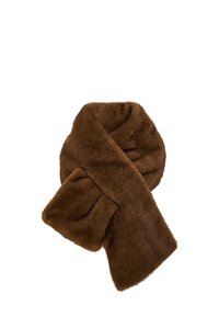 Brun faux fur tørklæde med en blød tekstur, der har et draperet design og en glat finish. Kurvede ender skaber en flydende form.