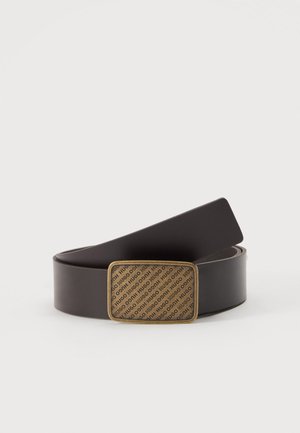 Ceinture en cuir marron foncé avec une boucle rectangulaire en or antique gravée en diagonale à plusieurs reprises avec le mot "HUGO".