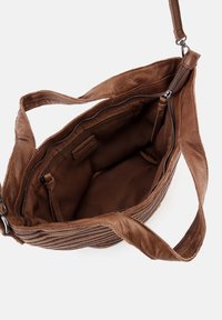 Sac à main en cuir marron avec une surface texturée, fermeture éclair et poches intérieures ; doté d'une large bandoulière pour le transport.