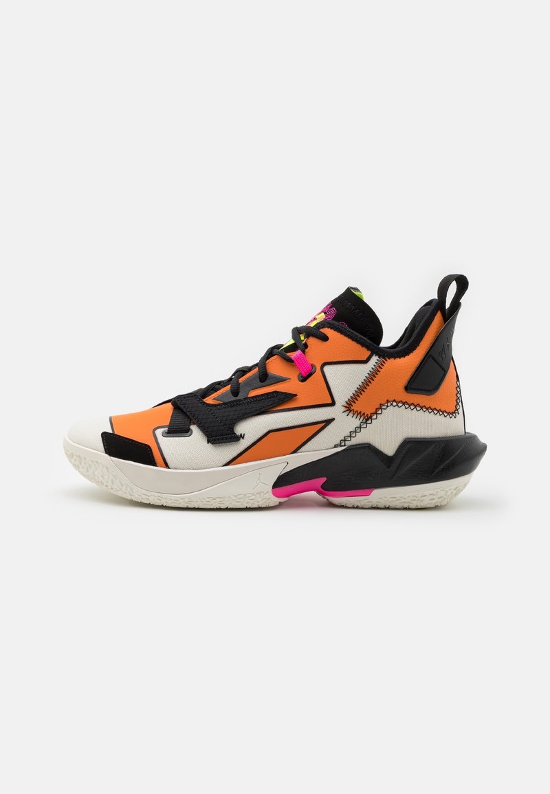 Chaussure de sport montante orange, noire, blanche et rose avec des lacets noirs, des motifs géométriques et une semelle blanche texturée.