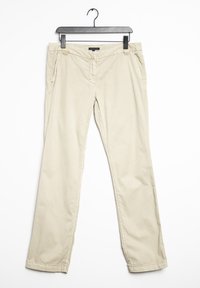 Chinos en coton beige suspendus à un cintre noir ; dotés de poches latérales, d'une fermeture éclair et d'une coupe droite avec des coutures discrètes.