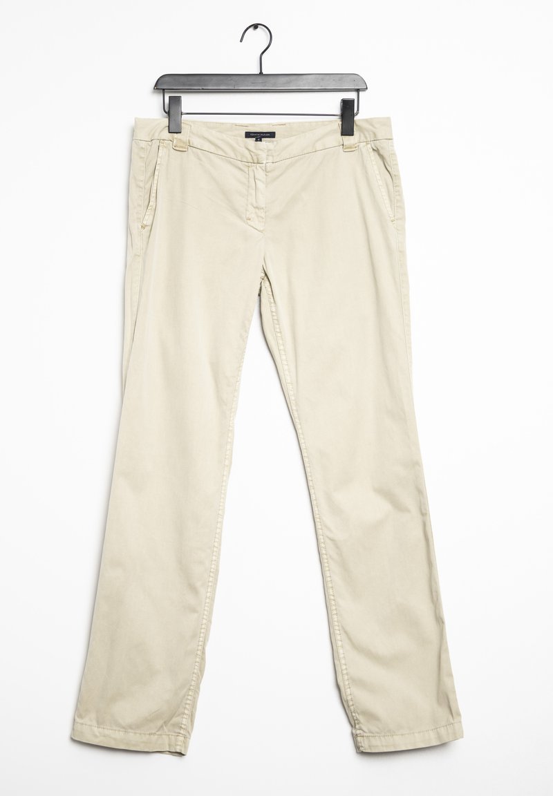 Chinos en coton beige suspendus à un cintre noir ; dotés de poches latérales, d'une fermeture éclair et d'une coupe droite avec des coutures discrètes.