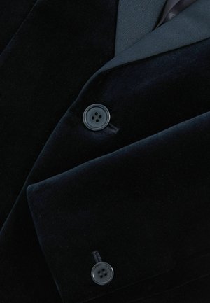 Blazer din catifea albastră marină, cu rever tăiat, închidere cu două butoane și o textură netedă, având butoane negre proeminente.