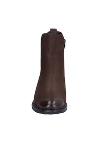 Brązowe skórzane botki nad kostkę z zaokrąglonym noskiem, gładką teksturą, bocznym zamkiem błyskawicznym i niską czarną gumową podeszwą. Minimalistyczny design bez wzorów.