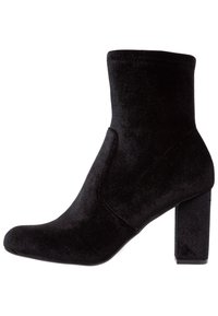 Bottes courtes noires en velours doux, avec une coupe ajustée, un talon bloc, un bout arrondi et un détail latéral sans couture.