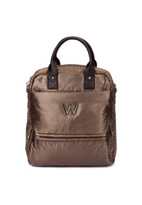 Sac à dos en nylon bronze avec des poignées en cuir sombre, poche avant zippée et un grand logo argenté en "W" sur le panneau avant. Texture lisse.