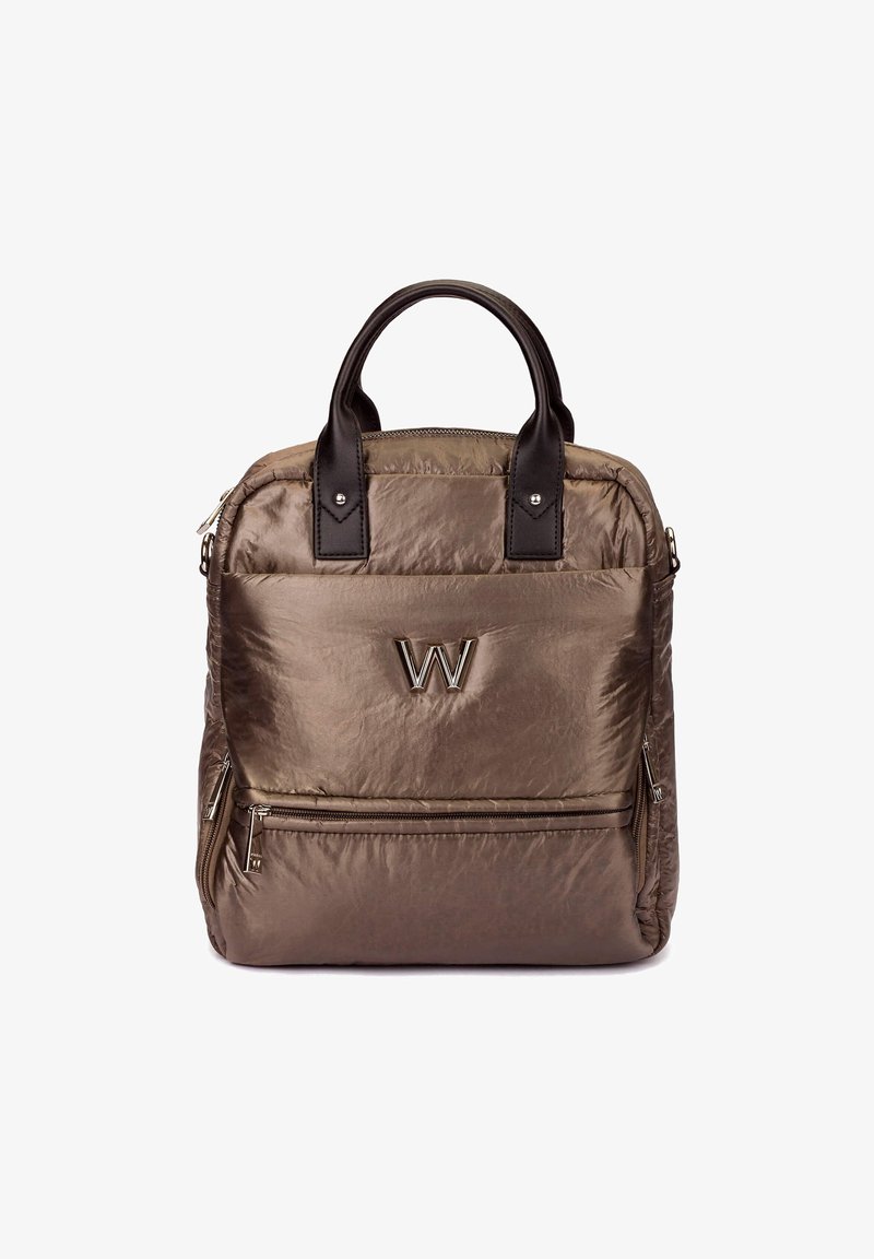 Brązowy plecak z nylonu z ciemnymi skórzanymi uchwytami, zapinaną na zamek przednią kieszenią oraz wyraźnym srebrnym logo "W" na przedniej panelu. Gładka tekstura.